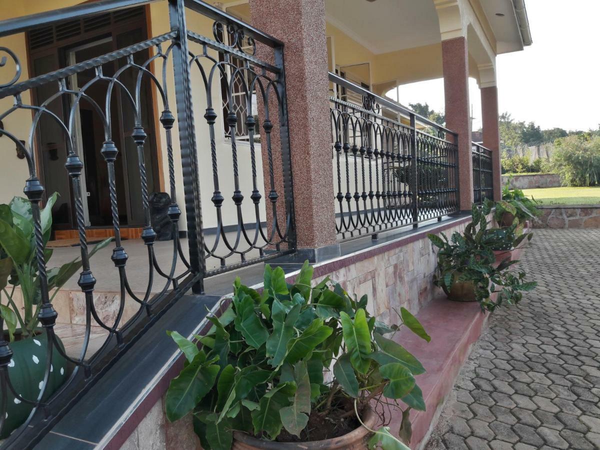 Airport Link Guest House Entebbe Exterior photo